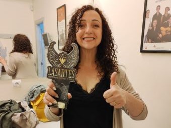 María Amate con uno de los premios.