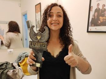 María Amate con uno de los premios.